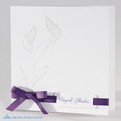 Elegante Hochzeitskarte mit Kallas und violettem Bändchen