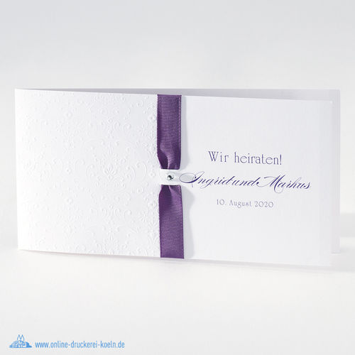 Hochzeitskarte mit Prägung und violettfarbenem Bändchen