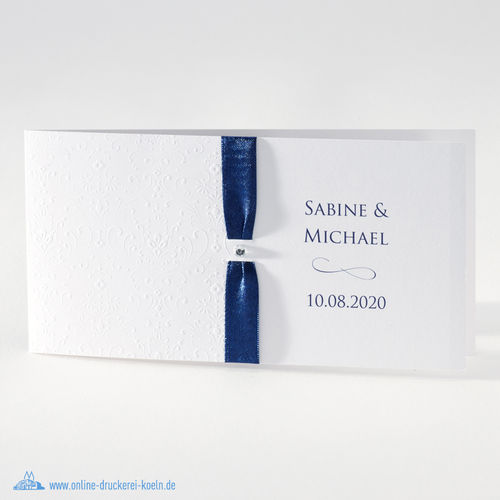 Hochzeitskarte mit Prägung und blauem Bändchen